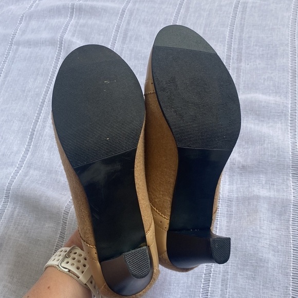 Boston Design Studio tan Oxford heels. - Picture 6 of 10